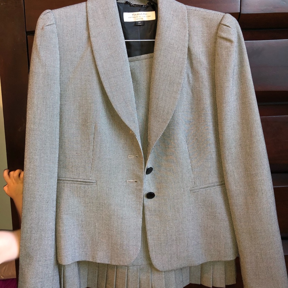 Tahari skirt suit